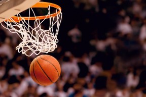 华体会体育-跨洋铁骑与魔术屏障，当字母哥的洪荒之力撕裂双城记